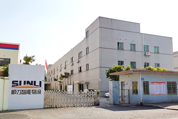 Scaffale di stoccaggio per magazzino con scaffalature metalliche salvaspazio per carichi medi installato in una struttura commerciale
